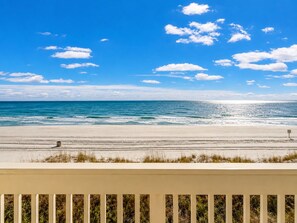 Ein Strand mit blauem Himmel und Meer.