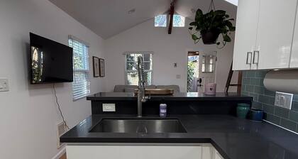 Newly renovated, Stylish Studio Beach Bungalow a couple of blocks from the beach