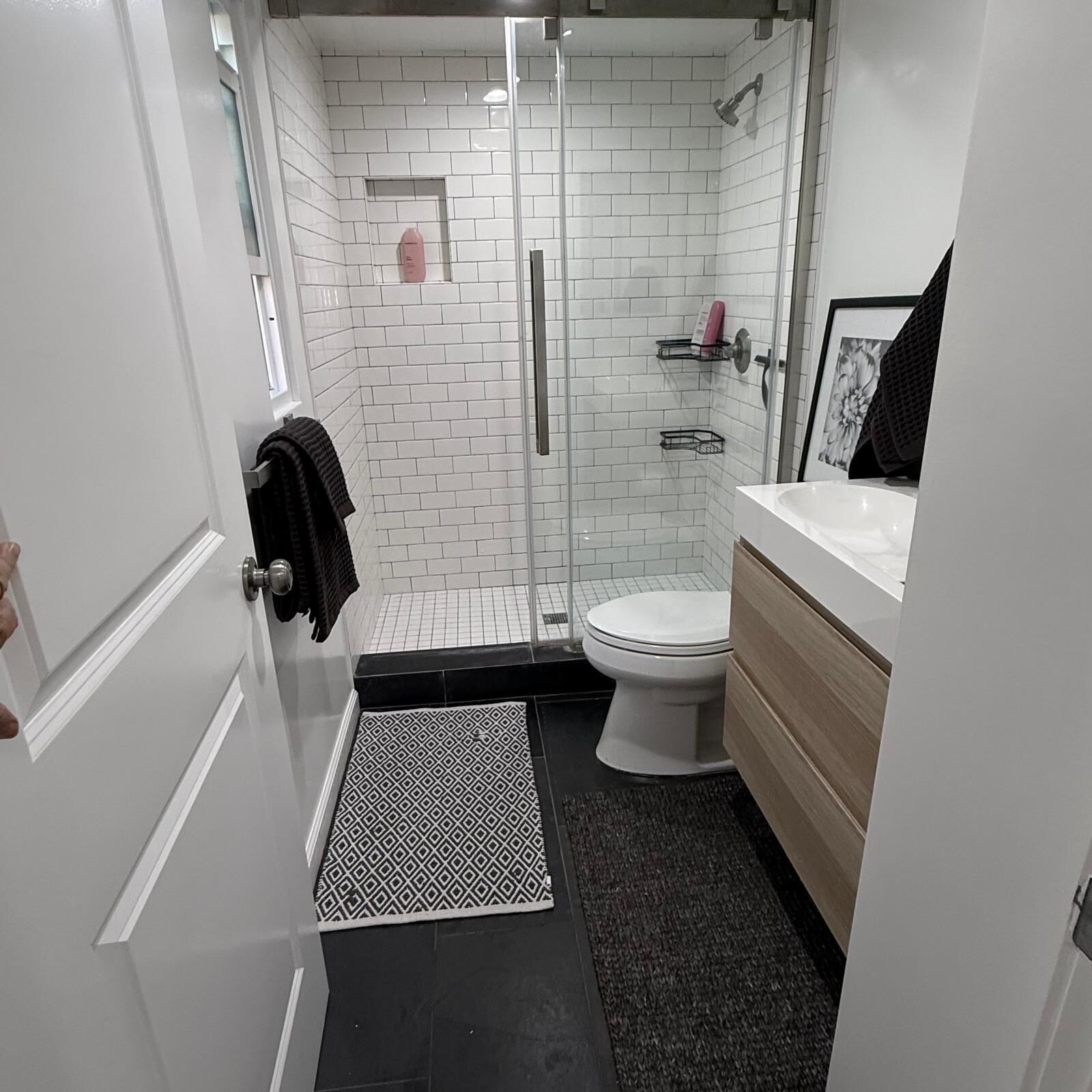 Dusj, hårføner, håndklær og såpe