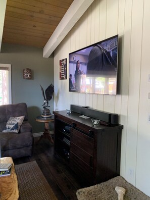 Living area - Soothing 4-bedroom condo in enchanting Mammoth Lakes (Mammoth Lakes)