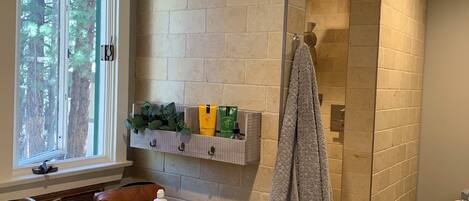 Douche, séchoir à cheveux, bidet, serviettes fournies