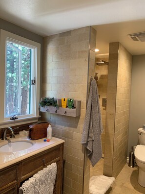 Shower, hair dryer, bidet, towels - Soothing 4-bedroom condo in enchanting Mammoth Lakes (Mammoth Lakes)