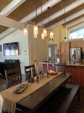 Dining - Soothing 4-bedroom condo in enchanting Mammoth Lakes (Mammoth Lakes)