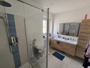 Douche, sèche-cheveux, bidet, serviettes fournies