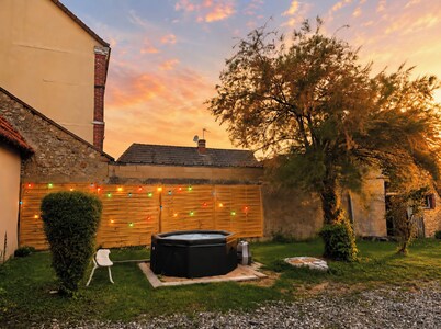 Oasis of relaxation, large garden, trampoline on a farm 15 min from Chartres