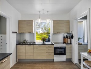 Kühlschrank, Mikrowelle, Geschirrspüler, Kochgeschirr/Geschirr/Besteck