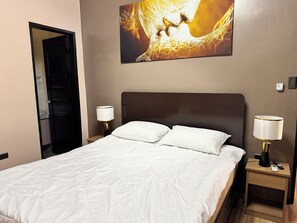 Room - 3-bedroom vacation home with AC in Puerto Princesa City. Access to private pool. (Puerto Princesa City)
