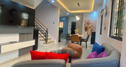 3-bedroom vacation home with AC in Puerto Princesa City. Access to private pool.