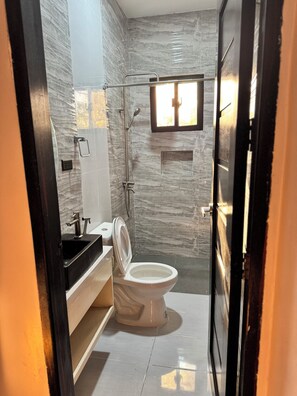 Bathroom - 3-bedroom vacation home with AC in Puerto Princesa City. Access to private pool. (Puerto Princesa City)