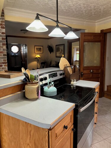 Charming 2-bedroom farmhouse in serene Ashland with AC