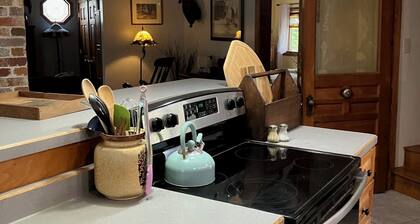 Charming 2-bedroom farmhouse in serene Ashland with AC