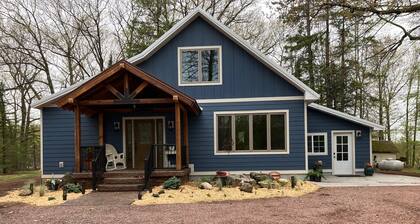 Charming 2-bedroom farmhouse in serene Ashland with AC