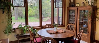 Charming 2-bedroom farmhouse in serene Ashland with AC