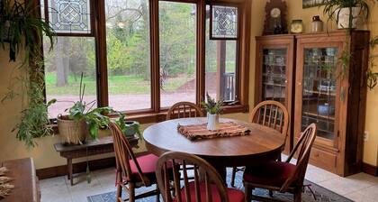 Charming 2-bedroom farmhouse in serene Ashland with AC