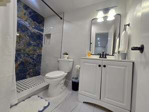 Dusche, Handtücher, Seife, Toilettenpapier