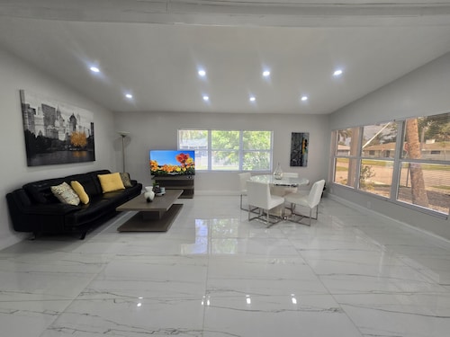 Charming 3-bedroom house in peaceful Bradenton with AC for relaxing stays
