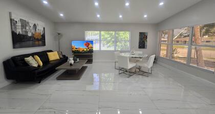 Charming 3-bedroom house in peaceful Bradenton with AC for relaxing stays