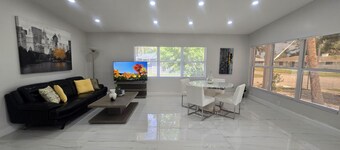 Charming 3-bedroom house in peaceful Bradenton with AC for relaxing stays
