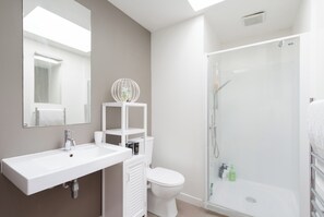 Secador de cabelo, toalhas de banho, sabonete, papel higi ênico