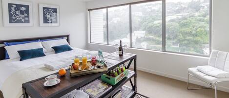 Tabla de planchar con plancha, internet y ropa de cama