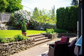 Terrace/patio - Spacious 4-bedroom house in delightful North Vancouver with AC (North Vancouver)