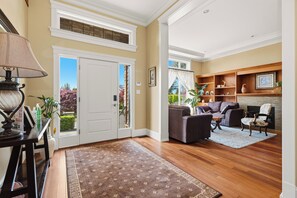 Interior - Spacious 4-bedroom house in delightful North Vancouver with AC (North Vancouver)