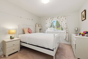 4 bedrooms, desk, iron/ironing board, free WiFi - Spacious 4-bedroom house in delightful North Vancouver with AC (North Vancouver)