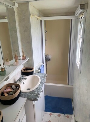 Shower, hair dryer, toilet paper - Comfortable mobile home in cancale (Cancale)