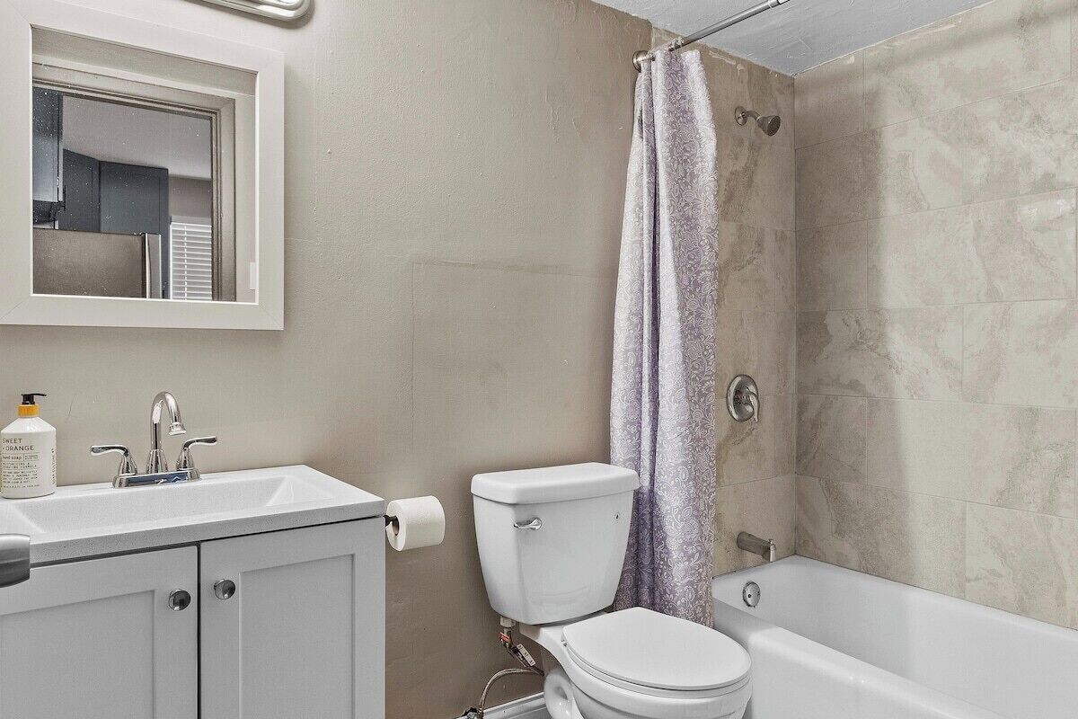 Een douche, een haardroger, handdoeken