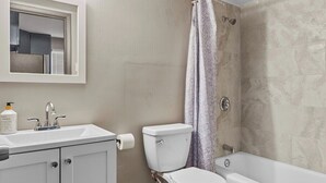 Ein Badezimmer mit Toilette, Waschbecken und Badewanne.