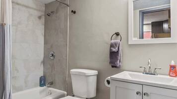 Een douche, een haardroger, handdoeken