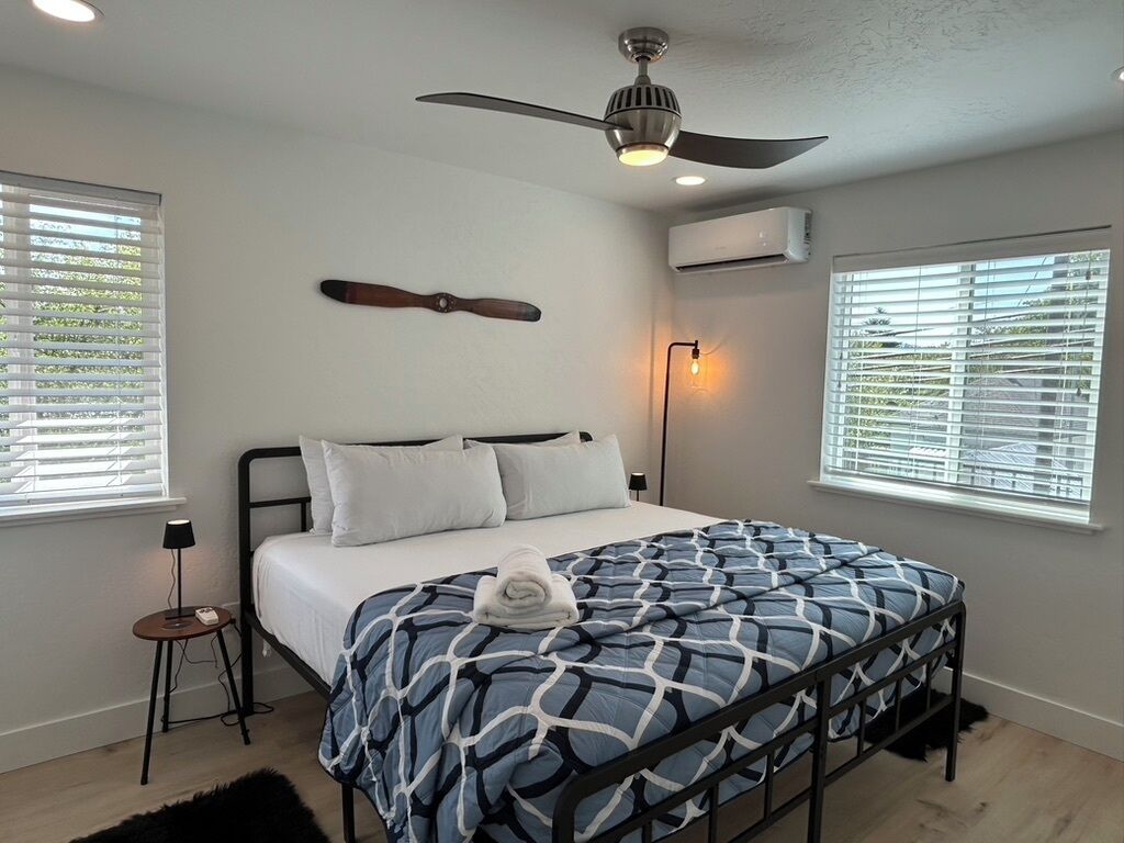 Desk, iron/ironing board, WiFi, bed sheets