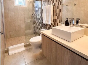 Secadora de cabello, jabón, papel de baño 