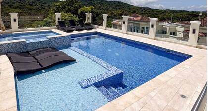 Luxury 3BR Pool, SPA & Golf Resort Near Canal 303