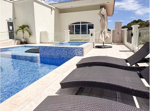 Luxury 3BR Pool, SPA & Golf Resort Near Canal 303
