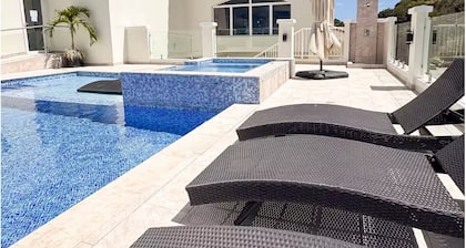 Luxury 3BR Pool, SPA & Golf Resort Near Canal 303