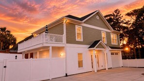Exterior - Luxury private House + Pool. Walk to the beach (North Myrtle Beach)