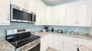 Fridge, microwave, oven, stovetop - Luxury private House + Pool. Walk to the beach (North Myrtle Beach)