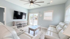 TV - Luxury private House + Pool. Walk to the beach (North Myrtle Beach)