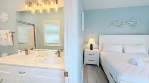 Iron/ironing board, WiFi, bed sheets - Luxury private House + Pool. Walk to the beach (North Myrtle Beach)
