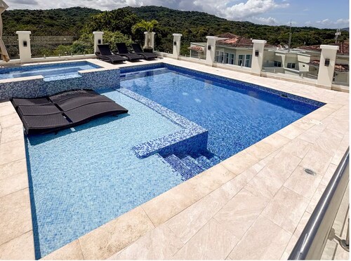 Luxury 3BR Pool, SPA & Golf Resort Near Canal 302