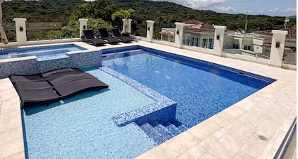 Luxury 3BR Pool, SPA & Golf Resort Near Canal 302