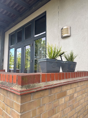 Exterior detail. Bright, newly-renovated flat with high-ceilings