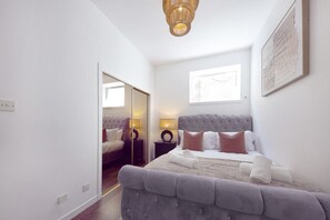 Desk, iron/ironing board, WiFi, bed sheets - Bon Accord Suite - Grampian Lettings (Aberdeen)