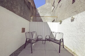 A narrow alley with two metal chairs and a white wall. - Bon Accord Suite - Grampian Lettings (Aberdeen)