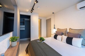 Tabla de planchar con plancha, wifi y ropa de cama 