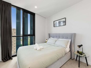 Room - City Edge Skyline Views – 2BR Parking South Brisbane (Brisbane)