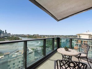 Outdoor dining - City Edge Skyline Views – 2BR Parking South Brisbane (Brisbane)