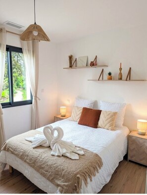 Tabla de planchar con plancha, wifi y ropa de cama 