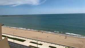 A beach with a clear sky, calm sea, and a sandy shore with people. - Appart vue mer 4 pers - comfort and beach (La Baule-Escoublac)